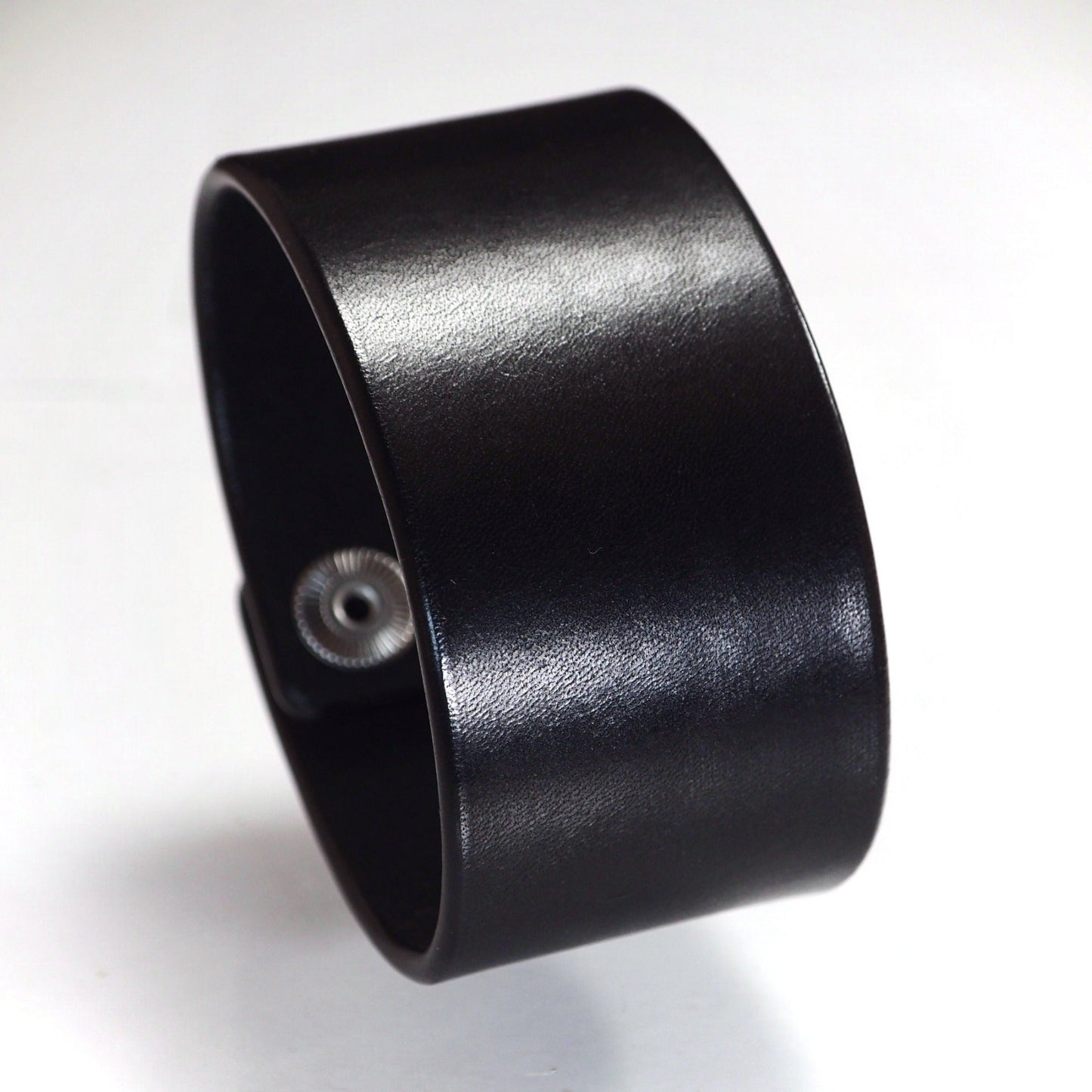 1.5" Basic Black snap cuff. Made In NEW YORK, USA Premium Italian Veg-tan leather