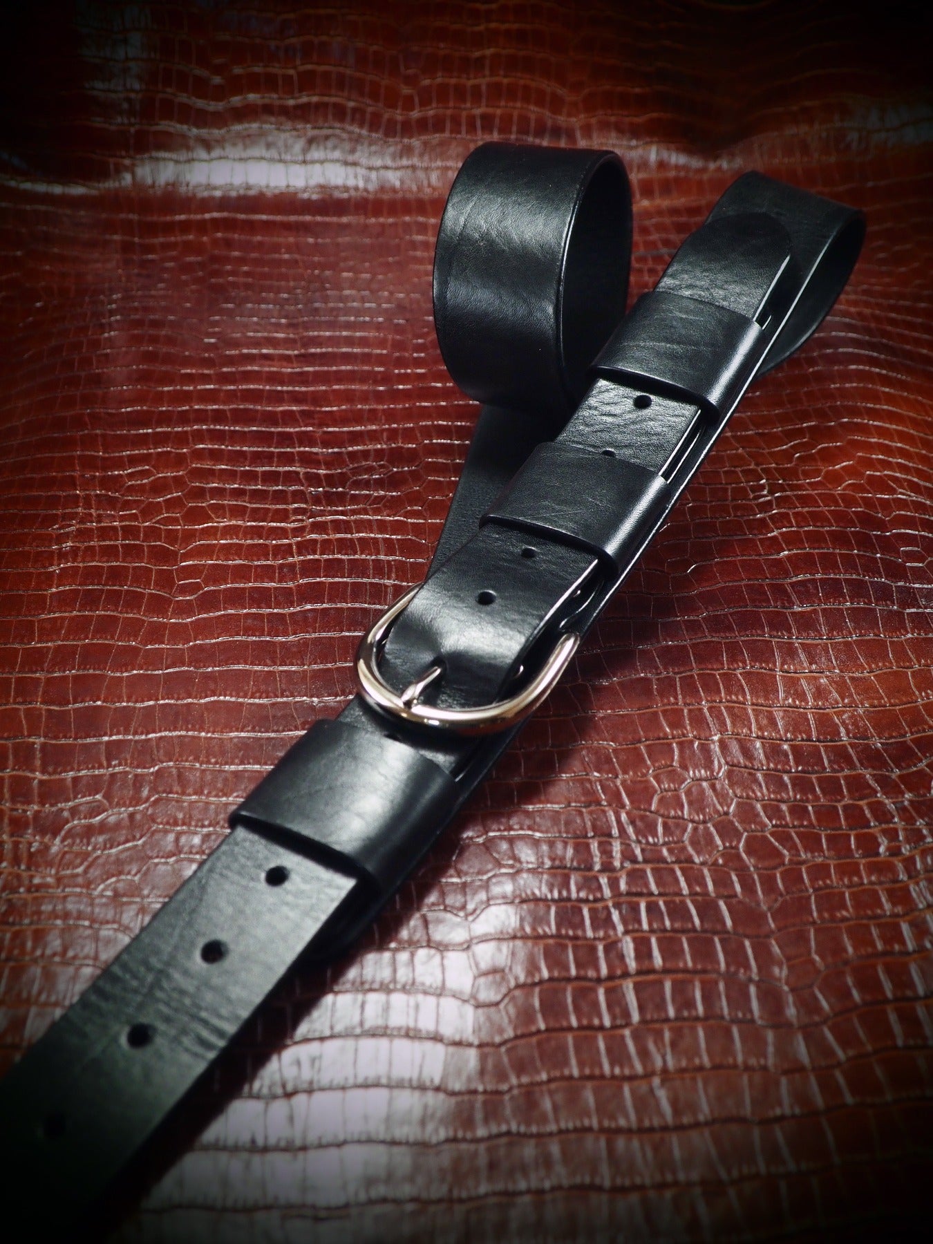 Black bridle leather SKINNY Vintage style guitar strap!